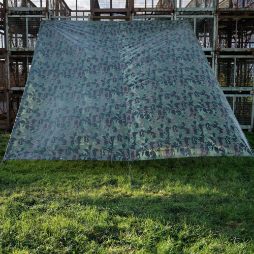 Tarp 3x3 Woodland on veekindel ja vastupidav tarpaulin matkamiseks, jahiks või laagriks. Kerge ja kompaktne, pakub kaitset vihma, tuule ja päikese eest.