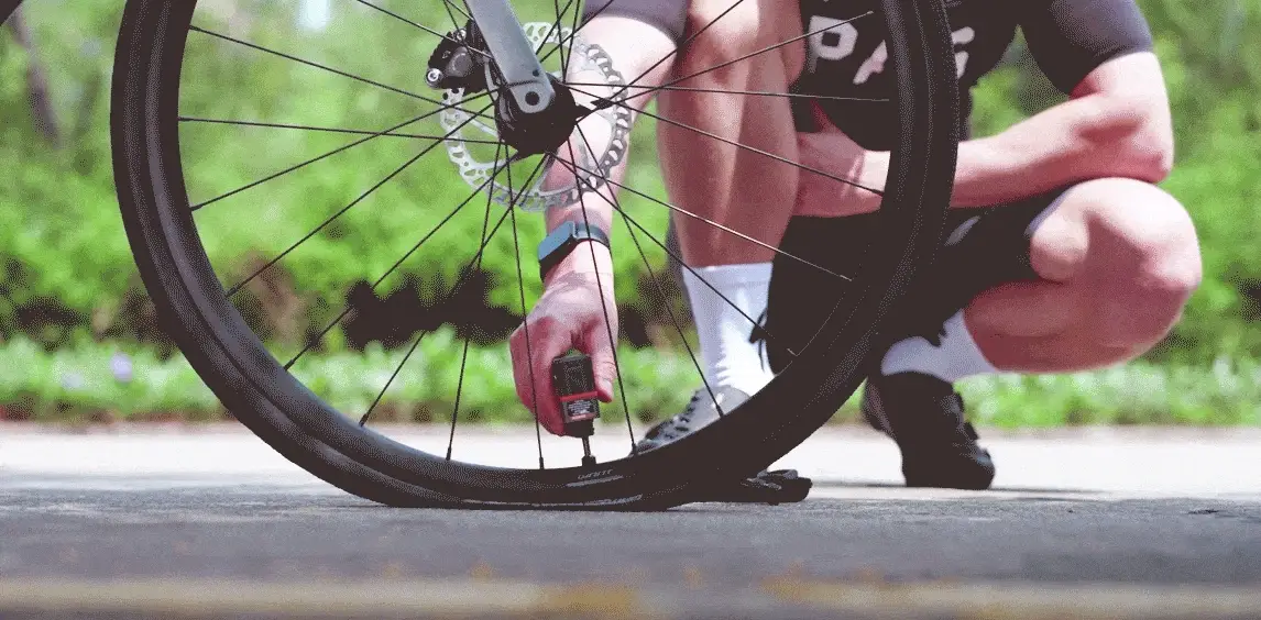 Elektriline rattapump ja jalgratta tagatuli 130PSI ühendab võimsa pumba, täpse manomeetri ja nähtava tagatule kompaktses 130g seadmes.