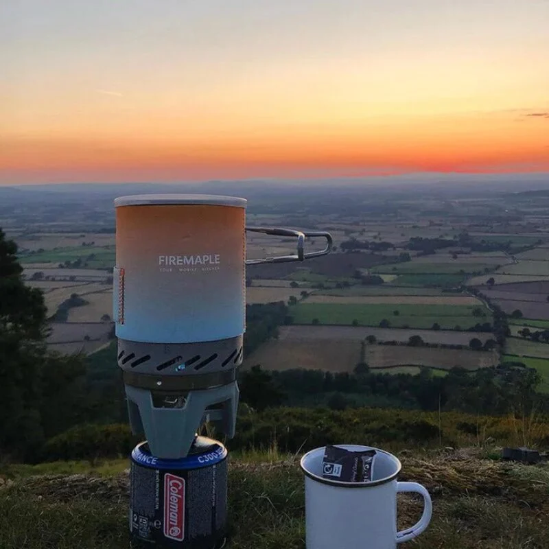 Palnik gazowy Fire-Maple i garnek do szybkiego gotowania o zachodzie słońca